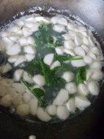 鱼丸皮蛋豆苗羹的做法