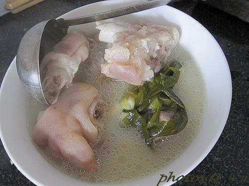 黄豆猪脚煲的做法