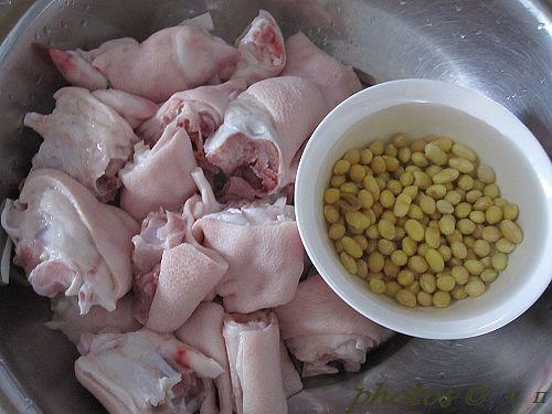 黄豆猪脚煲的做法