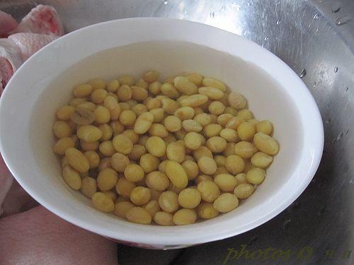 黄豆猪脚煲的做法