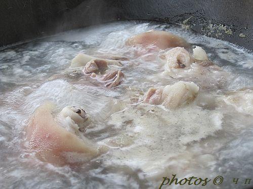 黄豆猪脚煲的做法