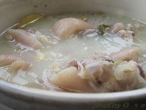 黄豆猪脚煲的做法