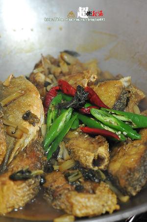 咸菜焖星鲈的做法