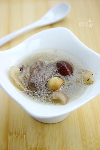沙参玉竹银耳莲子鹌鹑汤的做法