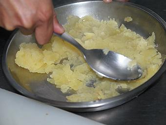 柳橙风味的红甜椒土豆卷的做法