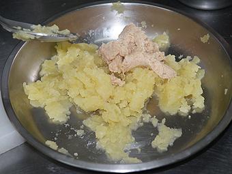 柳橙风味的红甜椒土豆卷的做法