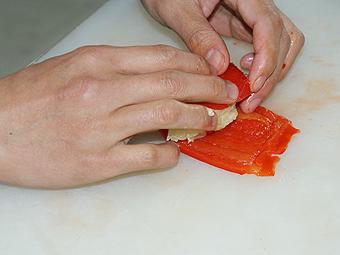 柳橙风味的红甜椒土豆卷的做法