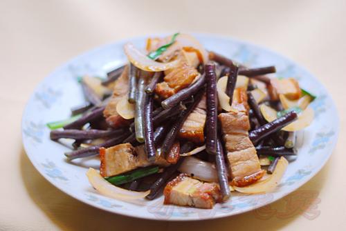 紫豆角炒烧肉的做法