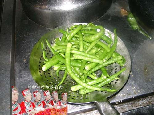 皮蛋擂辣椒的做法