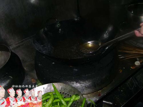 皮蛋擂辣椒的做法