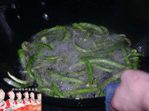 皮蛋擂辣椒的做法