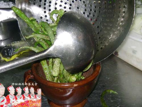 皮蛋擂辣椒的做法