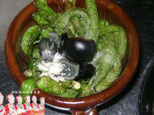 皮蛋擂辣椒的做法