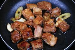 桂圆红枣烧排骨的做法