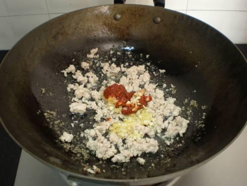 肉末炒豆腐泡的做法