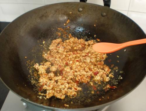 肉末炒豆腐泡的做法