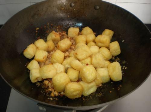 肉末炒豆腐泡的做法