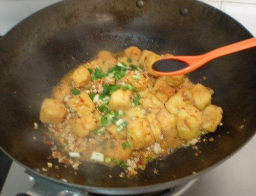 肉末炒豆腐泡的做法