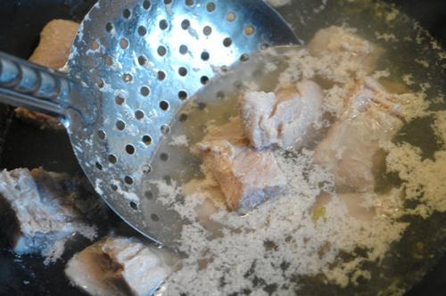 火辣版酸菜排骨的做法