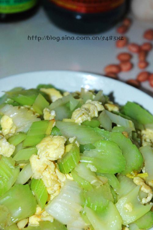 西芹炒鸡蛋的做法