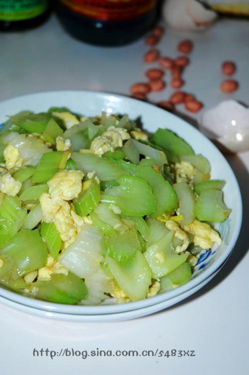 西芹炒鸡蛋的做法