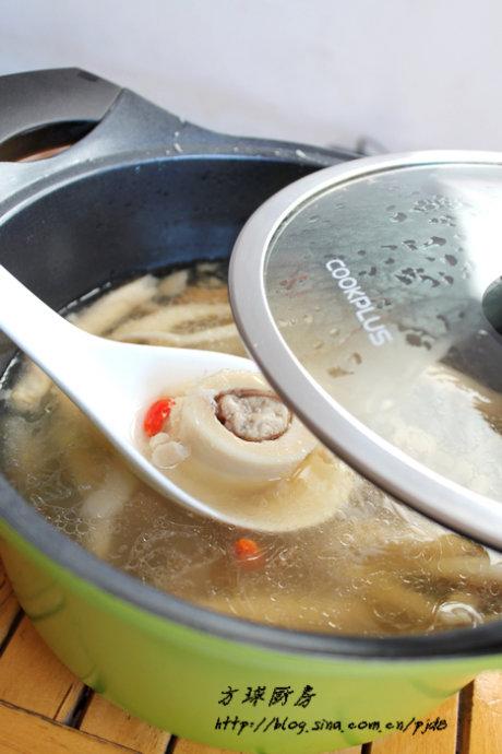 菌菇牛髓汤的做法