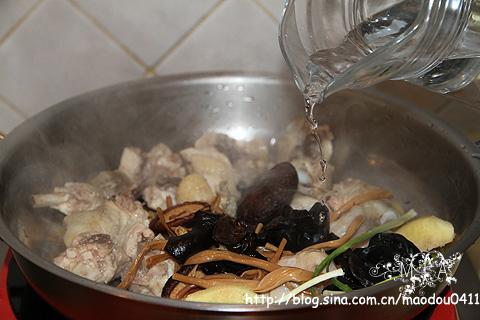 木耳花菇鸡的做法