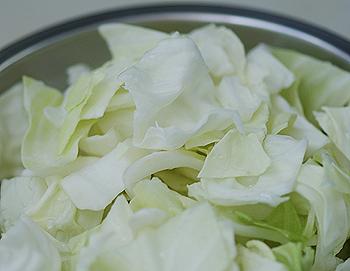 红咖喱卷心菜炖土豆的做法