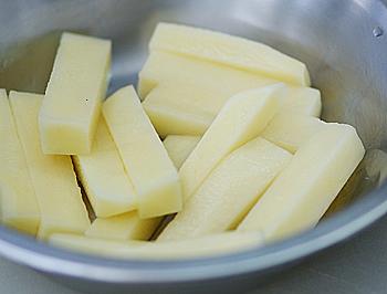 红咖喱卷心菜炖土豆的做法