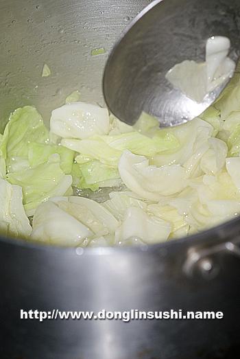 红咖喱卷心菜炖土豆的做法