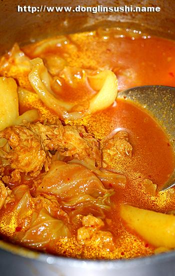 红咖喱卷心菜炖土豆的做法