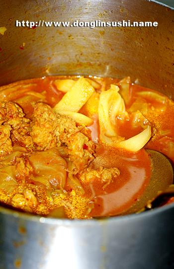 红咖喱卷心菜炖土豆的做法