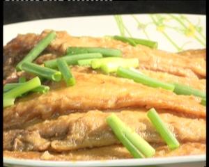 金针八宝鸡和私家酱焖鱼的做法