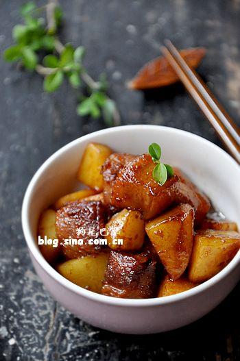 土豆烧肉的做法