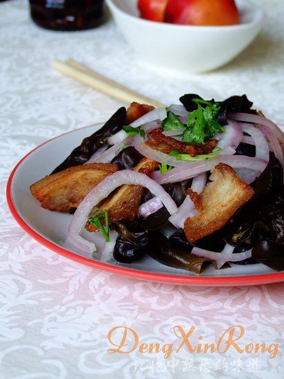 洋葱木耳拌花肉的做法