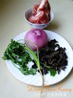 洋葱木耳拌花肉的做法