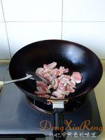 洋葱木耳拌花肉的做法