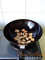 洋葱木耳拌花肉的做法