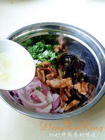 洋葱木耳拌花肉的做法