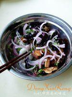 洋葱木耳拌花肉的做法