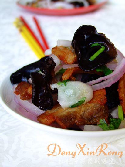 洋葱木耳拌花肉的做法