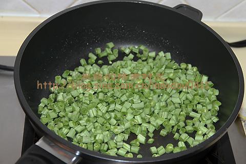 刀豆炒肉丁的做法