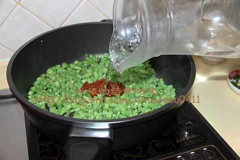 刀豆炒肉丁的做法