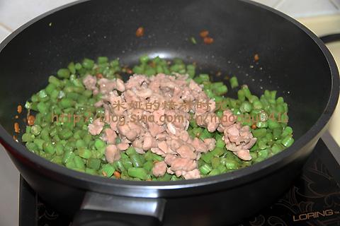 刀豆炒肉丁的做法