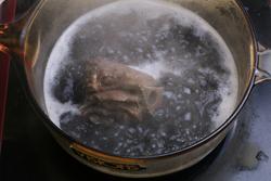 黑豆海带牛尾汤的做法