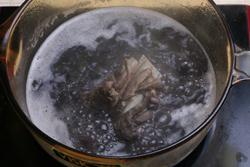 黑豆海带牛尾汤的做法