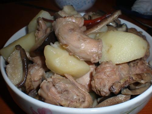 香菇土豆炖鸡脖子的做法