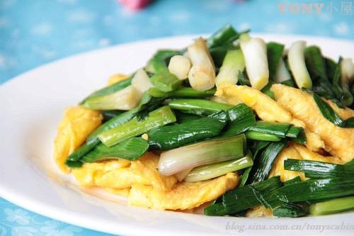 大蒜叶炒蛋的做法