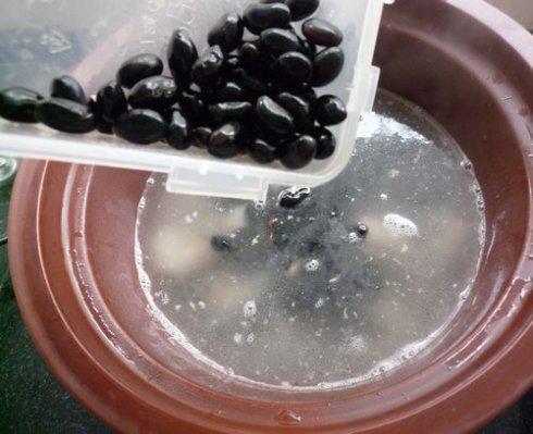 黑豆排骨汤的做法