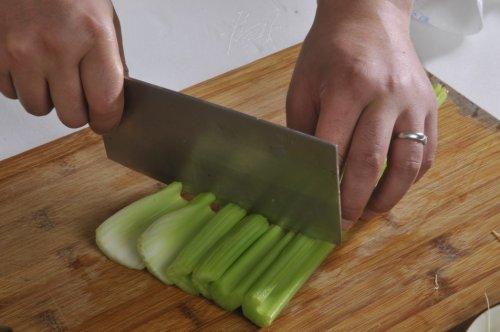 西芹炒肉丝的做法